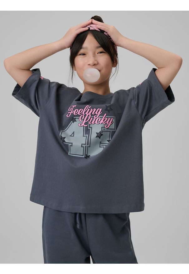 4f - 4F T-shirt loose z nadrukiem dziewczęcy - szary 146/152 (10-12 lat). Okazja: na co dzień. Kolor: szary. Materiał: bawełna, dzianina. Wzór: nadruk. Sezon: lato. Styl: casual