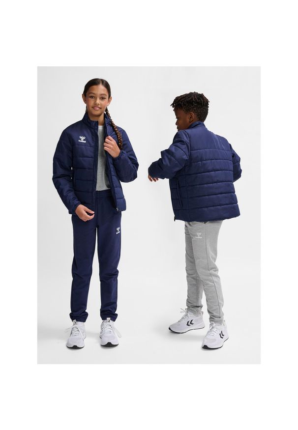Dziecięca kurtka puchowa Hummel Essential Short Bench. Kolor: niebieski. Materiał: puch