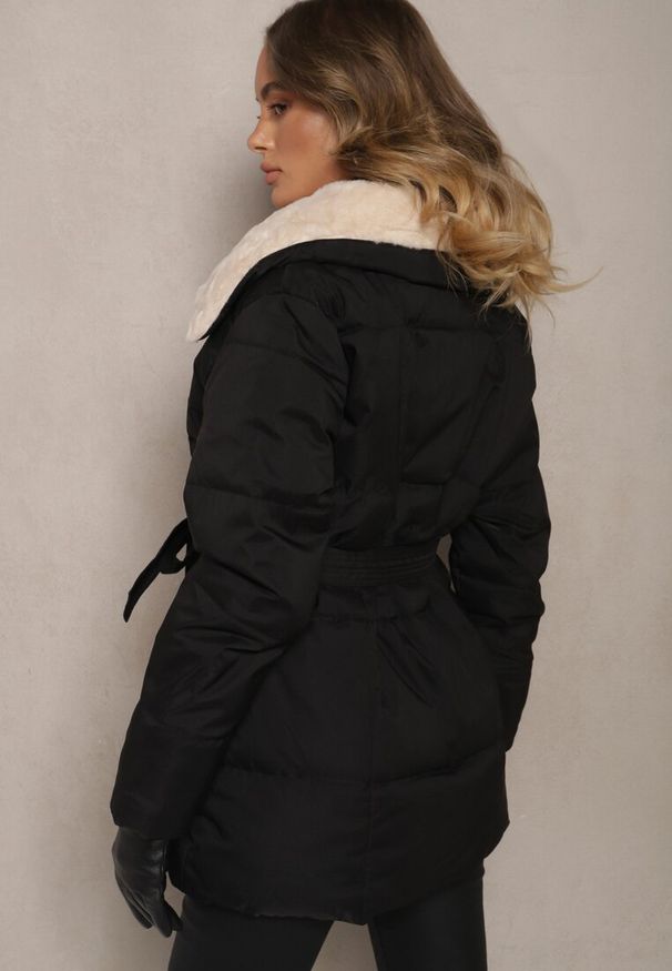 Renee - Czarna Kurtka z Pikowanymi Przeszyciami i Futrzanym Kołnierzem Wiązana w Talii Attelira. Okazja: na co dzień. Kolor: czarny. Materiał: futro. Styl: elegancki, wizytowy, casual