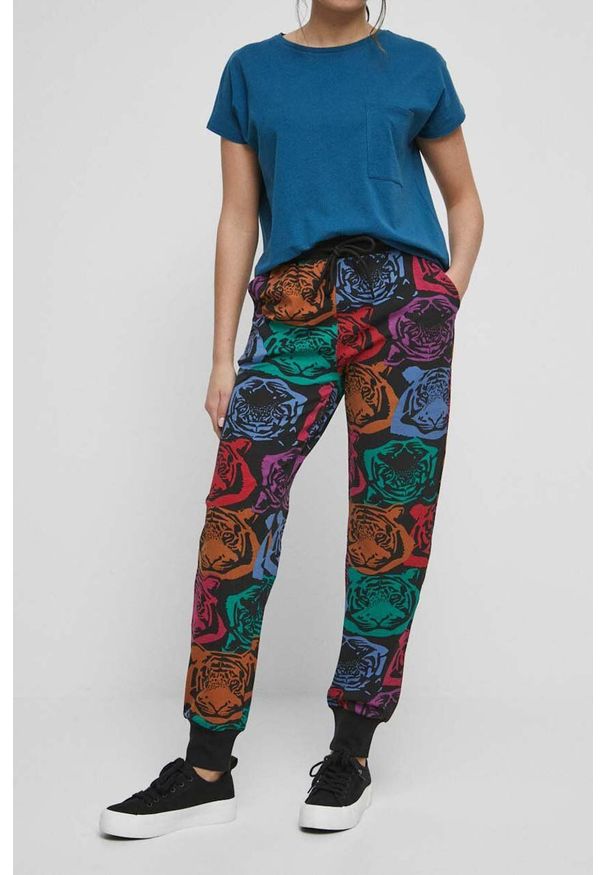 medicine - Medicine spodnie dresowe damskie kolor czarny wzorzyste. Kolor: czarny. Materiał: dresówka