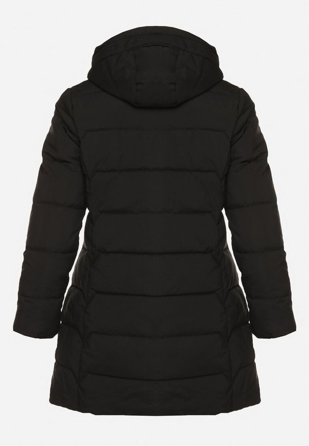Born2be - Czarna Pikowana Kurtka o Taliowanym Fasonie z Kapturem Acindrie. Okazja: na spotkanie biznesowe, na co dzień. Typ kołnierza: kaptur. Kolekcja: plus size. Kolor: czarny. Materiał: jeans, poliester. Wzór: aplikacja. Sezon: zima. Styl: biznesowy, casual
