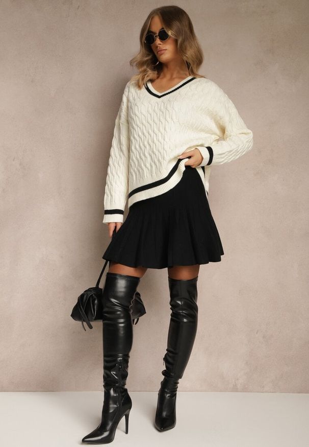 Renee - Czarna Spódnica z Wiskozą o Rozkloszowanym Kroju High Waist Calatiela. Okazja: na co dzień. Stan: podwyższony. Kolor: czarny. Materiał: wiskoza. Sezon: lato, wiosna. Styl: elegancki, casual
