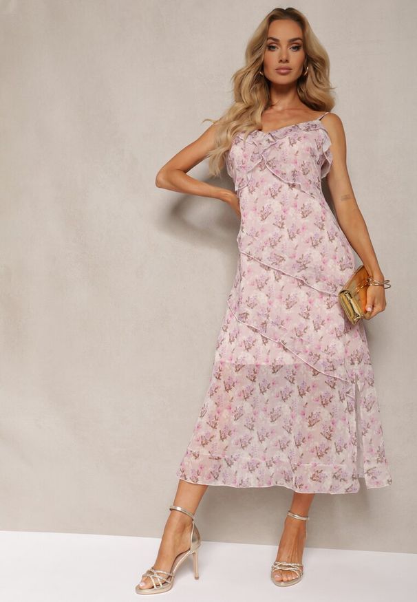 Renee - Jasnoróżowa Sukienka na Ramiączkach z Trójkątnym Dekoltem i Ozdobnymi Falbankami Rieviana. Okazja: na imprezę. Typ kołnierza: kołnierz z falbankami. Kolor: różowy. Materiał: tkanina. Długość rękawa: na ramiączkach. Sezon: lato. Typ sukienki: rozkloszowane. Styl: elegancki