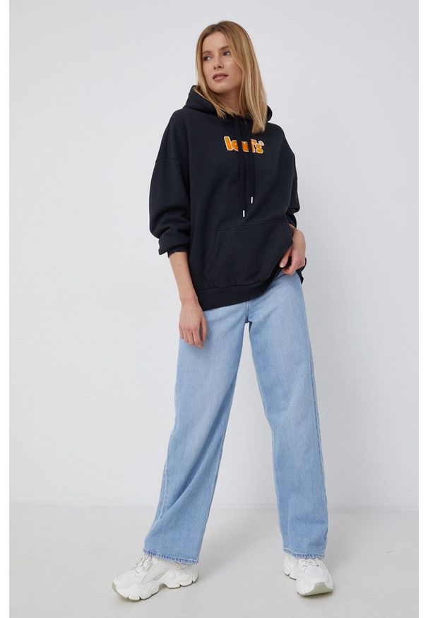 Levi's® - Levi's Bluza damska kolor czarny z kapturem gładka. Okazja: na spotkanie biznesowe. Typ kołnierza: kaptur. Kolor: czarny. Materiał: dzianina. Długość rękawa: długi rękaw. Długość: długie. Wzór: gładki. Styl: biznesowy