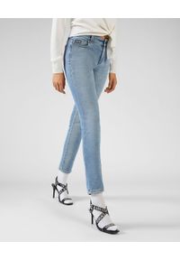 Versace Jeans Couture - VERSACE JEANS COUTURE - Niebieskie jeansy z logo. Stan: podwyższony. Kolor: niebieski. Wzór: aplikacja, nadruk. Sezon: wiosna. Styl: sportowy, klasyczny