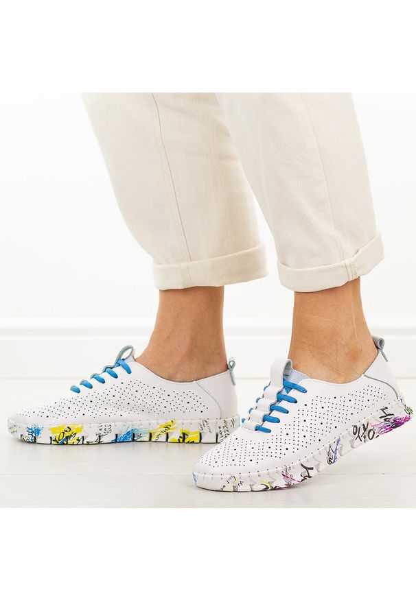 Białe ażurowe skórzane półbuty damskie Vinceza 102656. Okazja: na spacer, na co dzień. Nosek buta: okrągły. Zapięcie: sznurówki. Kolor: biały. Szerokość cholewki: normalna. Wzór: ażurowy. Materiał: skóra. Sezon: wiosna, lato. Styl: casual, klasyczny