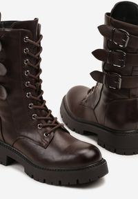 Born2be - Brązowe Botki Workery z Ozdobnymi Klamrami przy Cholewce Veriolle. Okazja: na co dzień. Zapięcie: klamry. Kolor: brązowy. Materiał: jeans, skóra, dzianina. Szerokość cholewki: normalna. Styl: klasyczny, elegancki, casual, rockowy #3