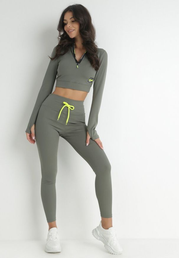 Born2be - Ciemnozielony 2-częściowy Komplet Dresowy z Krótką Bluzą i Legginsami Shahwar. Kolor: zielony. Materiał: dresówka. Sport: fitness