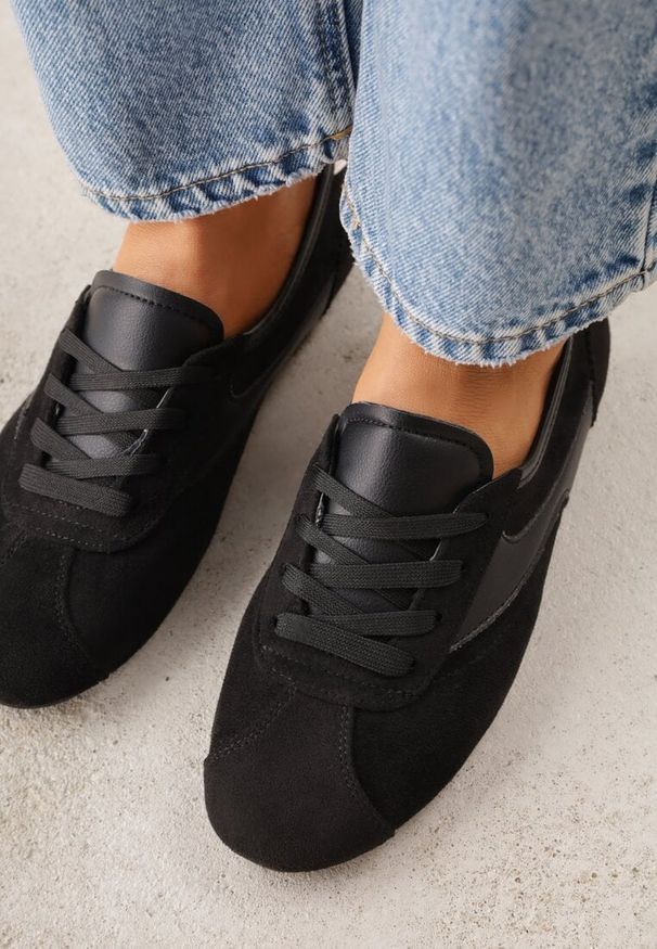 Renee - Czarne Sneakersy Kultowe Tenisówki Y2K z Imitacji Zamszu Nerialle. Kolor: czarny. Materiał: zamsz