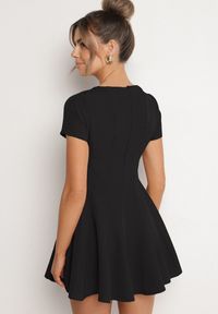 Born2be - Czarna Rozkloszowana Sukienka z Krótkim Rękawem i Ozdobnymi Przeszyciami Meporea. Okazja: na co dzień. Kolor: czarny. Długość rękawa: krótki rękaw. Styl: klasyczny, casual, elegancki #3