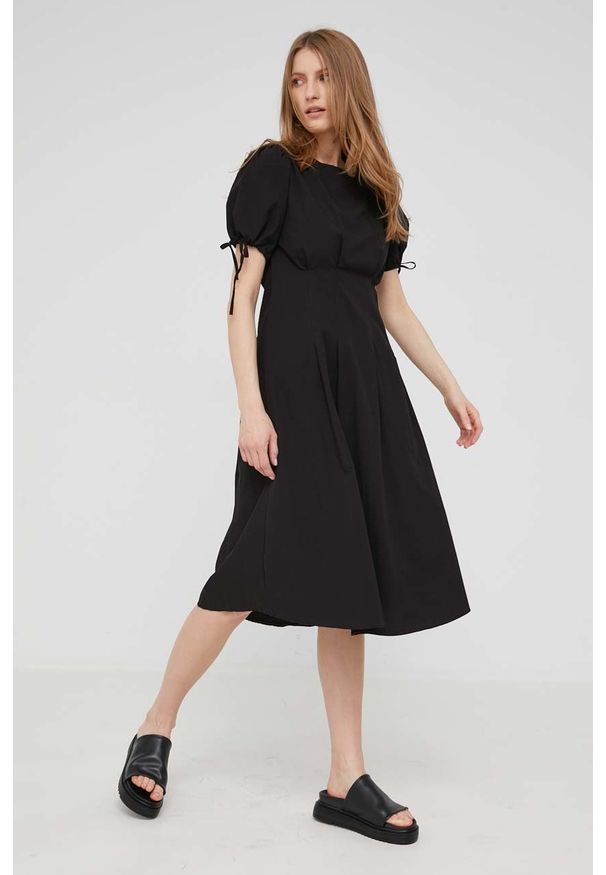 Answear Lab sukienka bawełniana kolor czarny mini rozkloszowana. Kolor: czarny. Materiał: bawełna. Długość rękawa: krótki rękaw. Wzór: gładki. Typ sukienki: rozkloszowane. Styl: wakacyjny. Długość: mini