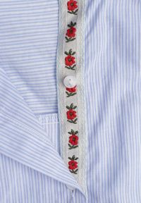 Born2be - Niebieska Bawełniana Koszula ze Stójką z Falbanką i Haftem przy Guzikach Umaria. Okazja: na co dzień, na spotkanie biznesowe, do pracy. Typ kołnierza: kołnierzyk stójkowy. Kolor: niebieski. Materiał: bawełna. Wzór: haft. Styl: casual, biznesowy, elegancki #7