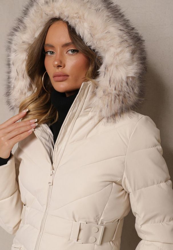 Renee - Jasnobeżowa Pikowana Kurtka Zdobiona Elastycznym Paskiem i Dwustronnym Suwakiem Innarelle. Kolor: beżowy. Materiał: jeans, materiał. Wzór: aplikacja. Styl: elegancki