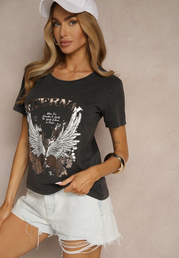 Renee - Czarny Bawełniany T-shirt Ozdobiony Nadrukiem Trenelia. Okazja: na co dzień. Kolor: czarny. Materiał: bawełna. Wzór: aplikacja, nadruk. Styl: elegancki, casual