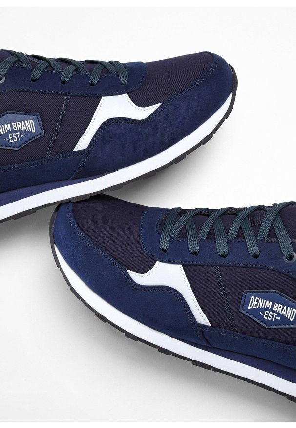 bonprix - Sneakersy z siateczkową wstawką. Kolor: niebieski