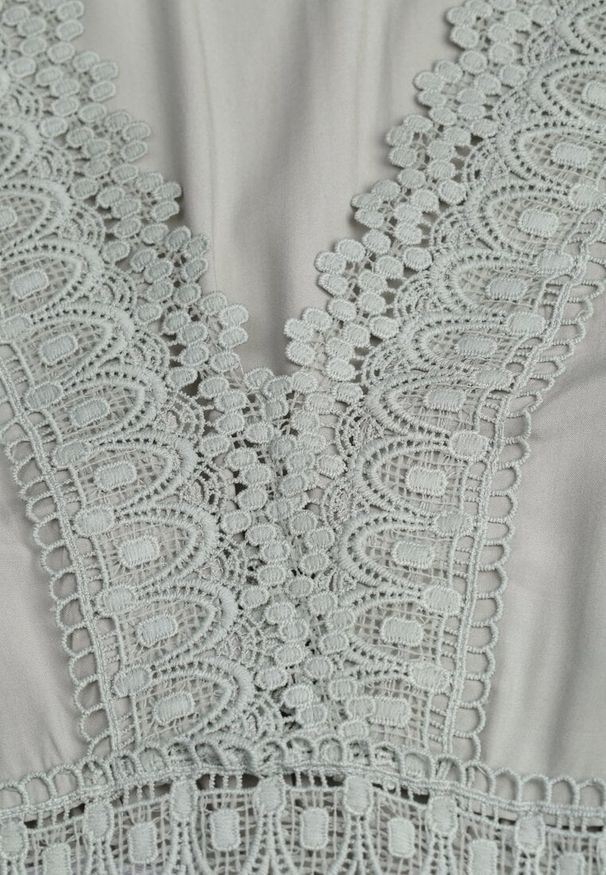 Renee - Zielona Sukienka Rozkloszowana z Falbanką i Koronką Kiaya. Kolor: zielony. Materiał: koronka. Wzór: koronka. Długość: maxi