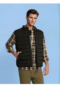 Sinsay - Pikowana kamizelka ze stójką - czarny. Typ kołnierza: kołnierzyk stójkowy. Kolor: czarny #1