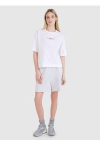 4f - 4F T-shirt oversize z nadrukiem damski - biały L. Okazja: na co dzień. Kolor: biały. Materiał: bawełna, jersey, dzianina. Długość rękawa: krótki rękaw. Długość: krótkie. Wzór: nadruk. Styl: sportowy, klasyczny, casual