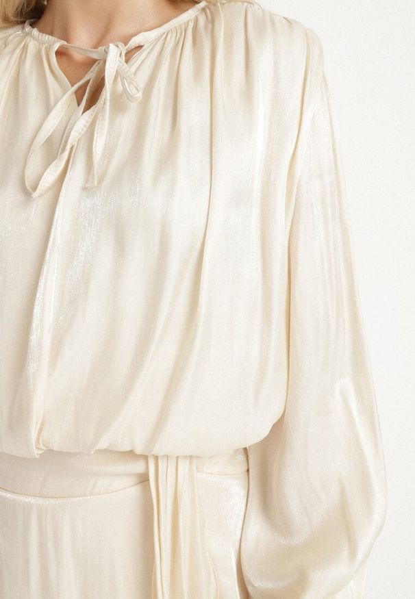 Born2be - Beżowa Wiskozowa Sukienka Ozdobiona Wiązaniem i Falbanką Rallio. Okazja: na imprezę, na co dzień. Typ kołnierza: kołnierz z falbankami. Kolor: beżowy. Materiał: wiskoza. Wzór: aplikacja. Typ sukienki: proste. Styl: elegancki, casual