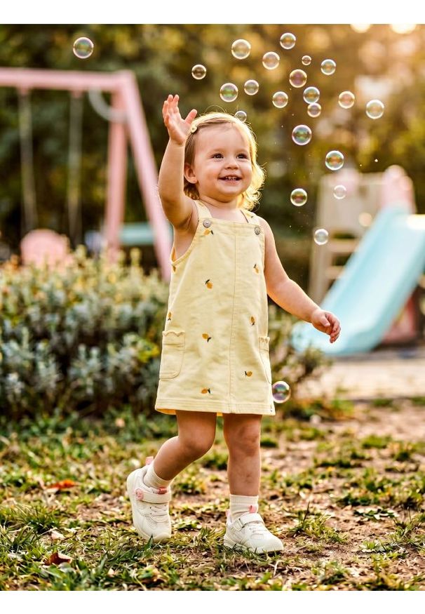 Sinsay - Sukienka ogrodniczka z motywem cytryn - żółty. Kolor: żółty