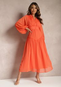 Renee - Pomarańczowa Elegancka Sukienka w Stylu Vintage z Powlekanymi Guzikami i Marszczeniami Lefandia. Typ kołnierza: kołnierzyk stójkowy. Kolor: pomarańczowy. Styl: elegancki, vintage