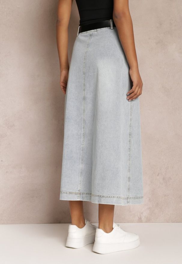 Renee - Jasnoniebieska Jeansowa Spódnica Maxi o Rozkloszowanym Kroju z Paskiem Teviva. Kolor: niebieski. Materiał: jeans. Sezon: lato, wiosna