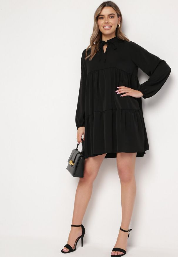 Born2be - Czarna Rozkloszowana Sukienka z Falbanką Uxaria. Typ kołnierza: kołnierz z falbankami. Kolor: czarny. Długość rękawa: długi rękaw. Wzór: aplikacja. Styl: elegancki