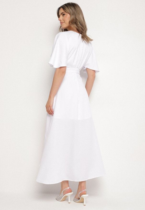 Born2be - Jasnobeżowa Koktajlowa Sukienka Vices o Asymetrycznym Kroju z Falbanką Finexia. Okazja: na wesele, na imprezę, na ślub cywilny. Kolor: beżowy. Wzór: aplikacja. Typ sukienki: asymetryczne. Styl: wizytowy