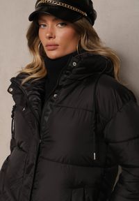 Renee - Czarna Pudełkowa Kurtka z Kapturem i Kieszeniami Zdobiona Pikowanymi Przeszyciami Issenia. Okazja: na co dzień. Typ kołnierza: kaptur. Kolor: czarny. Materiał: jeans. Wzór: aplikacja. Sezon: zima. Styl: casual #3