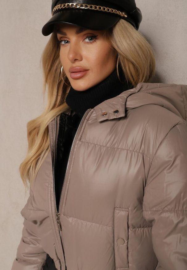 Renee - Ciemnoszara Pikowana Kurtka z Nieodpinanym Kapturem o Krótkim Kroju Tinneira. Okazja: na spacer. Kolor: szary. Materiał: jeans. Długość: krótkie. Styl: elegancki