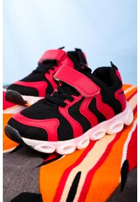 Casu - Czerwone buty sportowe na rzep casu 204/26m. Zapięcie: rzepy. Kolor: czarny, wielokolorowy, czerwony