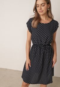 Born2be - Granatowa Wiskozowa Sukienka w Kropki o Rozkloszowanym Kroju Dionesa. Okazja: do pracy, na co dzień. Kolor: niebieski. Materiał: wiskoza. Wzór: kropki. Typ sukienki: proste, rozkloszowane. Styl: elegancki, casual #1