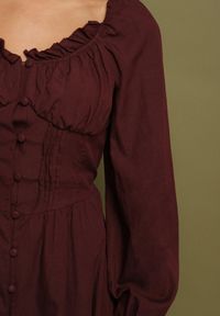 Born2be - Brązowa Sukienka Hiszpanka Vices z Gorsetową Talią i Bufiastymi Rękawami Resana. Okazja: na co dzień. Typ kołnierza: dekolt gorset, dekolt hiszpanka. Kolor: brązowy. Materiał: bawełna. Typ sukienki: gorsetowe. Styl: casual #5