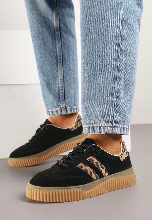 Renee - Czarne Zamszowe Sneakersy w Stylu Kultowych Tenisówek ze Skórzaną Wkładką i Wzorem w Panterkę Tenannia. Okazja: na co dzień. Kolor: czarny. Materiał: zamsz, skóra. Wzór: motyw zwierzęcy