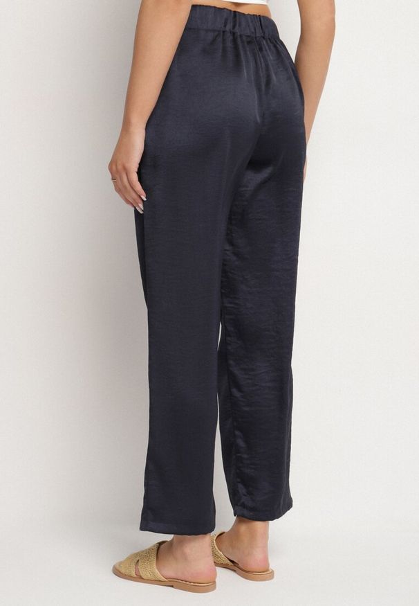 Born2be - Granatowe Satynowe Spodnie w Eleganckim Stylu z Szeroką Nogawką Liovene. Okazja: na co dzień. Stan: podwyższony. Kolor: niebieski. Materiał: satyna. Styl: elegancki