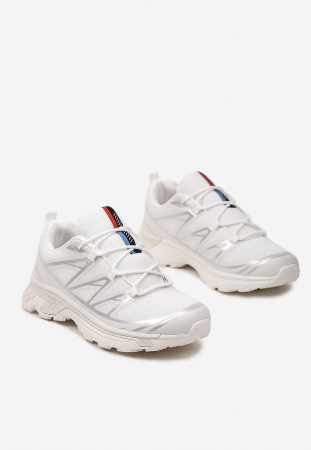 Renee - Biało-Srebrne Sneakersy z Ozdobnymi Wstawkami i Ściąganą Gumką Aineri. Nosek buta: okrągły. Kolor: biały. Materiał: materiał. Obcas: na obcasie. Wysokość obcasa: niski