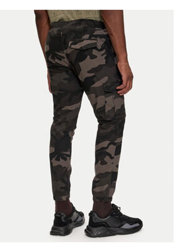Brave Soul Joggery MTR-FINECAMOCRGR Zielony Slim Fit. Kolor: zielony. Materiał: bawełna