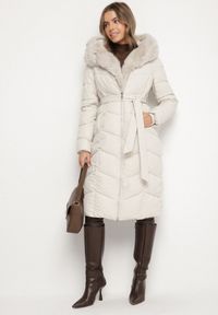 Born2be - Biała Pikowana Kurtka z Futerkowym Obszyciem i Paskiem Samiria. Okazja: do pracy, na co dzień, na spotkanie biznesowe. Kolor: biały. Materiał: dzianina, jeans, futro, poliester. Styl: casual, klasyczny, biznesowy #4