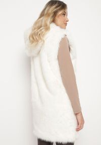 Born2be - Biała Futerkowa Kamizelka z Kapturem o Prostym Kroju Sinthira. Okazja: na co dzień. Typ kołnierza: kaptur. Kolor: biały. Materiał: jeans. Styl: casual, elegancki #7