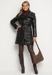 Born2be - Czarna Kurtka Pikowana Nikessa. Typ kołnierza: bez kaptura. Kolor: czarny. Materiał: materiał, tkanina. Długość: długie. Wzór: aplikacja #3
