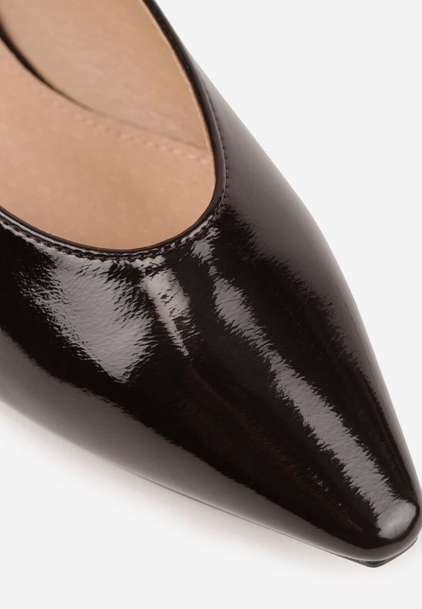 Renee - Brązowe Balerinki Mary Jane Vices z Geometrycznym Obcasem i Skórzaną Wkładką Vermene. Okazja: na randkę, na spacer. Zapięcie: pasek. Kolor: brązowy. Materiał: skóra. Wzór: geometria. Obcas: na obcasie. Wysokość obcasa: średni