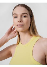 4f - Crop top z prążkowanej dzianiny damski. Kolor: żółty. Materiał: prążkowany, dzianina