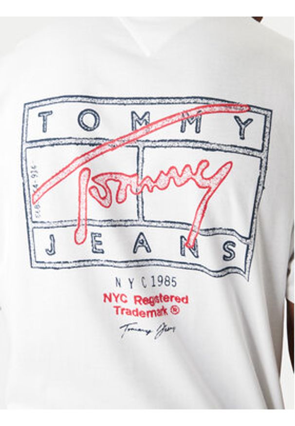 Tommy Jeans T-Shirt DM0DM22319 Écru Regular Fit. Kolor: kremowy. Materiał: bawełna