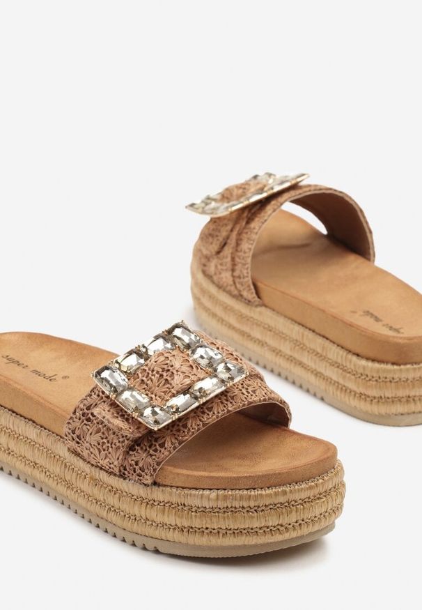 Born2be - Brązowe Klapki na Plecionej Platformie z Ozdobną Klamrą Sorevia. Kolor: brązowy. Materiał: jeans. Sezon: lato. Obcas: na platformie. Styl: klasyczny, elegancki