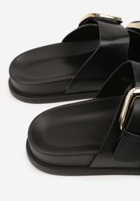 Born2be - Czarne Klapki Ozdobione Dwoma Paskami i Klamrami Jilryna. Okazja: na spacer, na co dzień. Kolor: czarny. Materiał: jeans. Wzór: aplikacja. Sezon: lato. Styl: casual, klasyczny #3