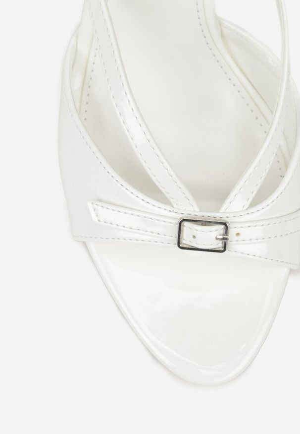 Born2be - Białe Lakierowane Klapki na Szpilce Zdobione Paskami i Klamerką Hemdithas. Okazja: na co dzień. Kolor: biały. Materiał: lakier. Wzór: aplikacja. Obcas: na szpilce. Styl: wizytowy, casual