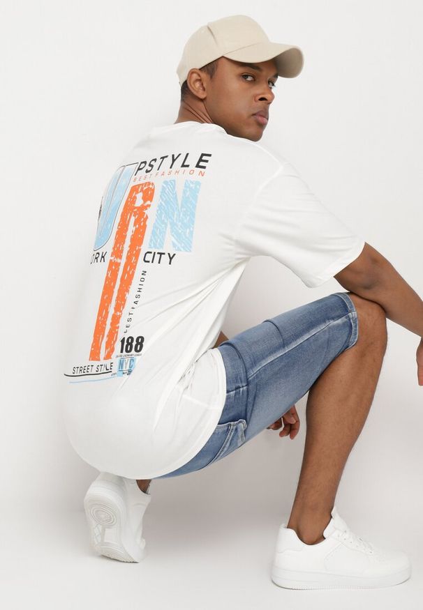 Born2be - Biała Bawełniana Koszulka z Krótkim Rękawem i Ozdobnymi Nadrukami na Plecach i z Przodu Azariel. Okazja: na co dzień. Kolor: biały. Materiał: bawełna. Długość rękawa: krótki rękaw. Długość: krótkie. Wzór: nadruk. Styl: casual