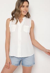 Born2be - Biała Wiskozowa Koszula Ozdobiona Kieszeniami Lumevare. Okazja: na co dzień. Kolor: biały. Materiał: wiskoza. Wzór: aplikacja. Styl: elegancki, casual