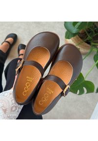 Czekoladowe skórzane Polskie półbuty damskie barefoot Aga 2154. Okazja: na co dzień, na spacer. Zapięcie: pasek. Kolor: brązowy. Materiał: skóra. Szerokość cholewki: normalna. Sezon: wiosna, lato. Styl: klasyczny, casual, elegancki