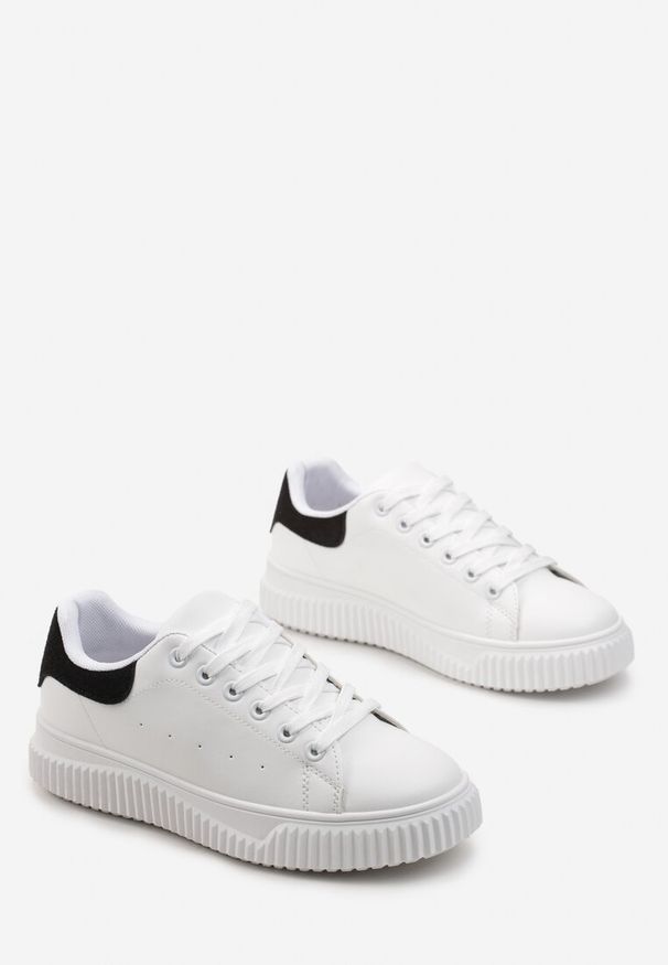 Born2be - Biało-Czarne Sneakersy ze Żłobieniami na Płaskiej Podeszwie z Metaliczną Wstawką Granuse. Kolor: biały. Materiał: jeans. Obcas: na płaskiej podeszwie